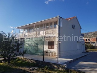 Trogir, Plano, due case con 3 garage, su 2100 m2 di terreno