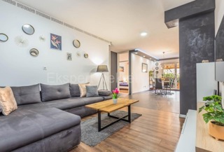 Omiš, appartamento bilocale 68m2 + cortile 40m2, direttamente sul fiume Cetina