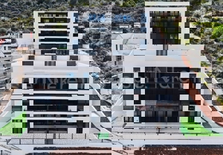 Marina, lussuosa. Appartamento di 3 locali 115 mq + giardino 96 mq, nuova costruzione, piscina sul tetto
