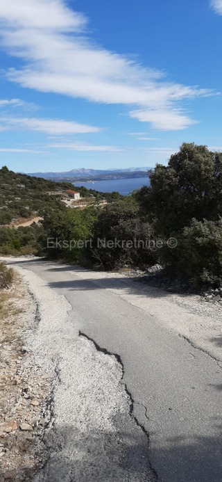 Drvenik Veli, laureato. terreno 977 m2, dal mare 270 m