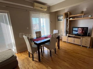 Čiovo, Okrug.G., due appartamenti 121m2 con cortile 397m2, vicino al mare e alla spiaggia