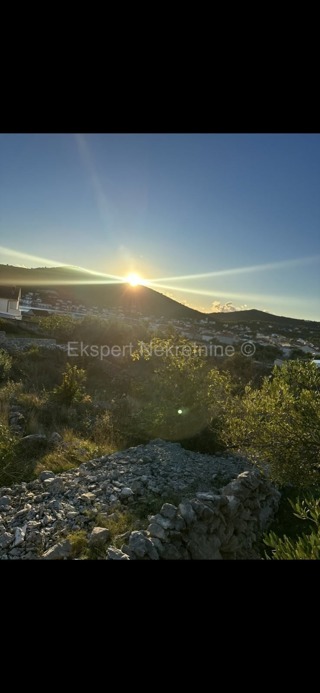 Vinišće, terreno edificabile 900 m2 + 300m2 agricolo, 400m dal mare