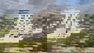 K.Lukšić, appartamento con tre camere da letto di 80,9 m2 al piano terra di un nuovo edificio, a 600 m dal mare