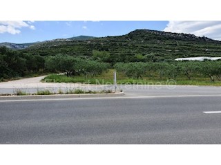 Kaštel Štafilić, terreno agricolo 2200 m2, proprio accanto all'autostrada,