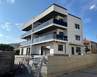 Trogir, appartamento con 2 camere da letto 67m2 + terrazza sul tetto (73m2), di nuova costruzione, vicino al centro