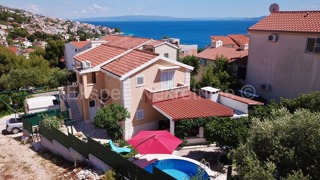 Čiovo, Okrug G., casa indipendente 163 m2, con 2 appartamenti, piscina, cucina estiva.