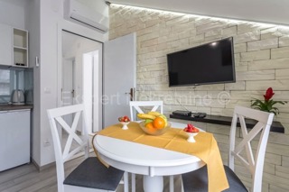 Brač, Milna, casa a schiera 130m2 con 4 unità abitative, seconda fila al mare