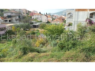 Trogir, terreno edificabile 973 m2, 900 m dal centro
