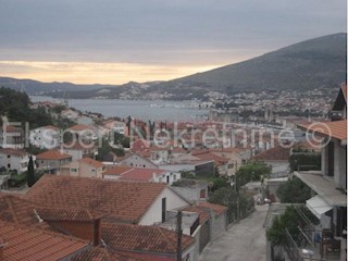 Trogir, casa indipendente di 130 m2 con giardino di 380 m2