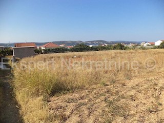 Trogir, terreno edificabile di 910 m2, conveniente!!!