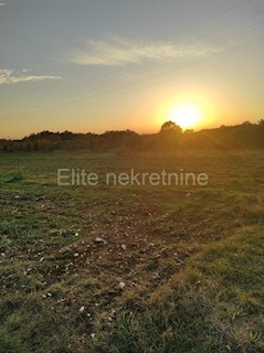 Bibići - terreno edificabile - 4900m2, ZONA INDUSTRIALE