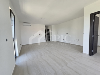 APPARTAMENTO AL PIANO TERRA CON GIARDINO, 2ª fila dal mare