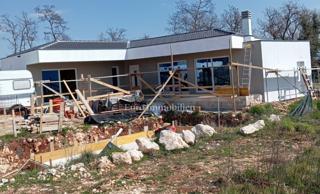Marčana - casa a un piano in costruzione con piscina