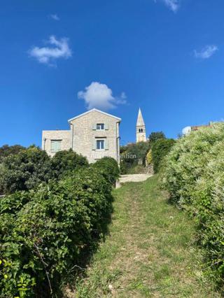 Buje - casa in pietra nel cuore della città