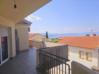 Casa con tre appartamenti vicino a Malinska, isola di Krk