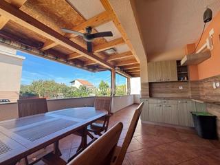 Stara Novalja – Appartamento al piano terra con terrazza