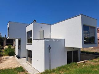 Moderna casa familiare con terrazze e giardino