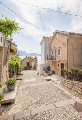 Bakar, due appartamenti in una casa, a 50 m dal mare