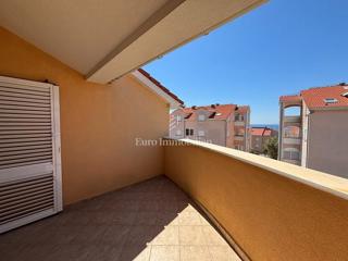 Novalja - appartamento con ampia terrazza vicino al mare