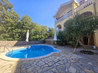 Due case con un bel giardino e piscina!