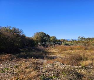 Vicino a Malinska, bel terreno edificabile in zona tranquilla