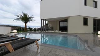 Piano terra con giardino e piscina privata