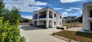 Casa con 4 appartamenti - isola di Krk, Malinska