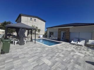 Vir - una casa con piscina vicino al mare