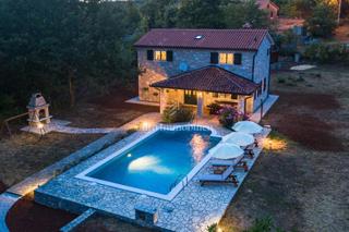 Villa in pietra con piscina, immersa nella natura e nei vigneti