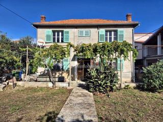 Murter - una casa con un grande cortile al centro, vicino al mare