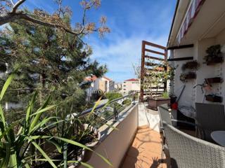 Novalja - 2 appartamenti in edificio con cortile in comune