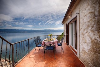 Villa in pietra su scogliera sopra il mare, Vrbnik, isola di Krk