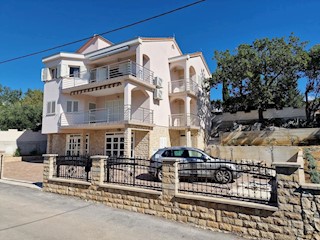 Detached house with two apartments near the sea