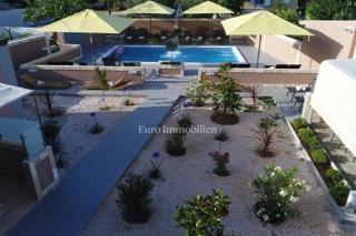 Privlaka - appartamento con piscina e ampio giardino