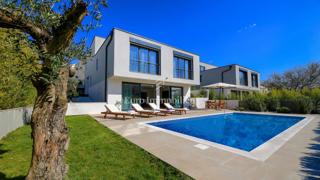 Villa con piscina e vista mare