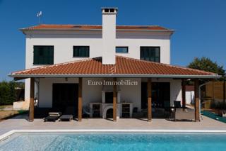 Umago, Casa indipendente con piscina