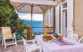 Lovran – appartamento in villa storica, 50 m dal mare