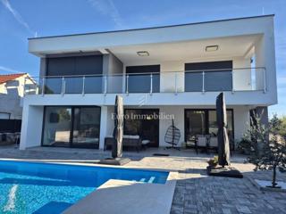 Pirovac - villa con piscina in posizione tranquilla