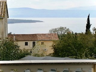 Casa arredata moderna con un grande giardino