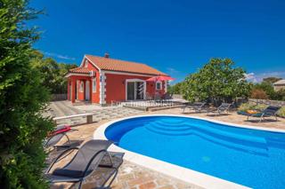 House with pool in a quiet location