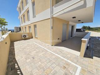 Novalja - appartamento con terrazza e giardino