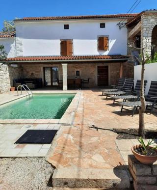 Parenzo - casa in pietra con piscina
