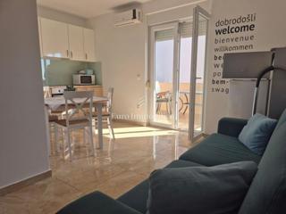 Mandre - appartamento con due terrazze, seconda fila al mare