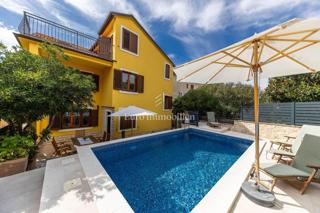 Selce, due case in vendita