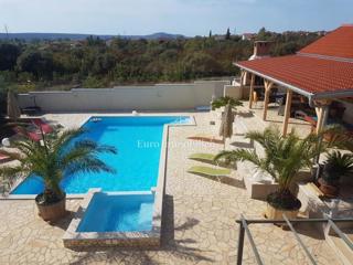 Donja Jagodnja - casa con piscina in una posizione tranquilla