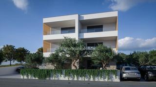 Brodarica, spazioso appartamento con giardino, in prima fila sul mare