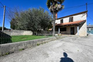 Istria, Kaštelier - casa in pietra con cortile