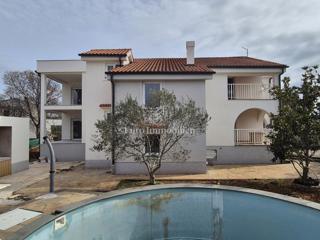 Krk - appartamento con piscina e giardino