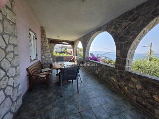 Proprietà con più unità abitative, a 50 m dal mare