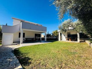 Novalja - casa con 3 appartamenti e un ampio giardino paesaggistico